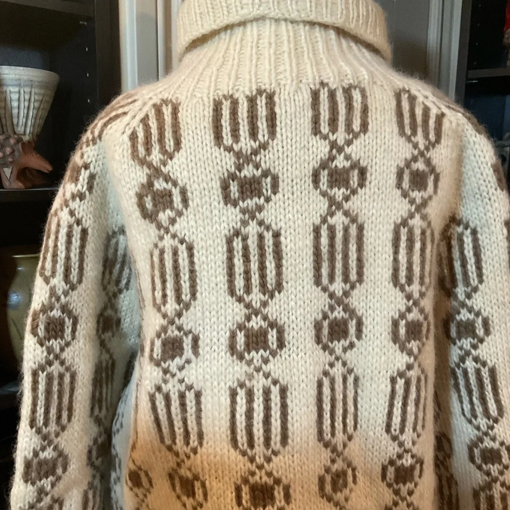 “HAND KNIT” Vintage Beige and Brown Patterned 100% Wool Sweater. - Picture 4 of 12